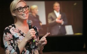 photo d'une participante qui parle le micro à la main 
